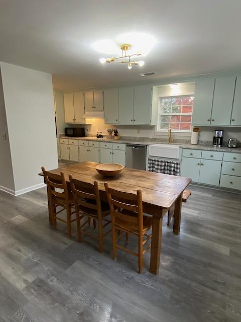 Kitchen & Dining